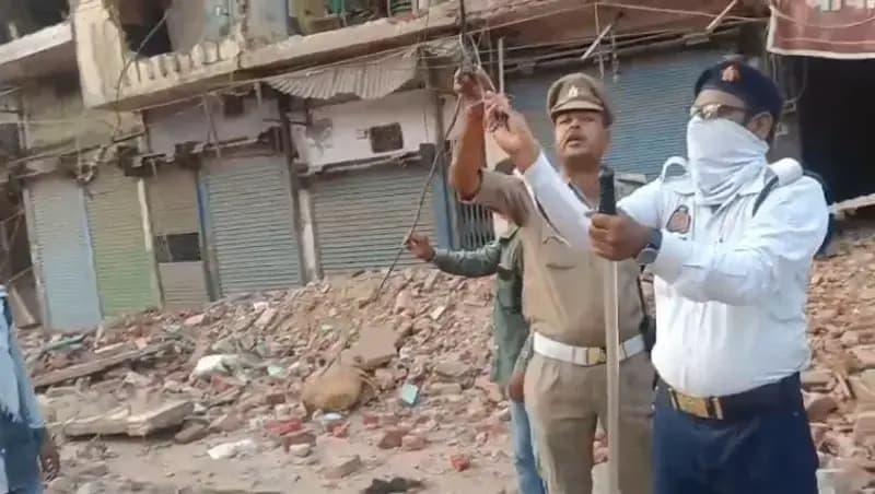Chandauli News: अतिक्रमण हटाने के दौरान करंट की चपेट में आया मजदूर, टीएसआई की सूझबूझ से बची जान.
