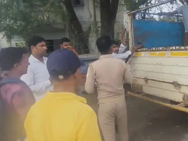 Sonbhadra News: पिकअप की चपेट में आने से वृद्ध महिला की मौत.
