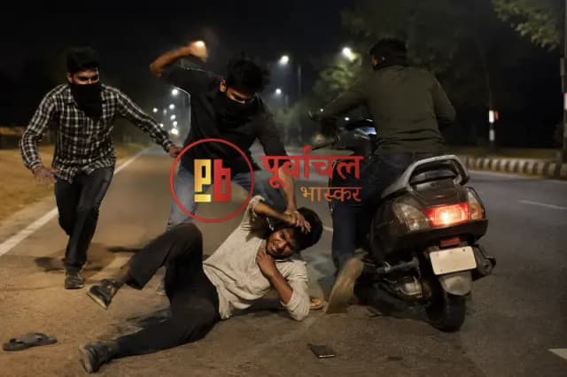 Chandauli News: स्कूटी सवार युवक पर हमला, वाहन लेकर फरार हुए बदमाश.

