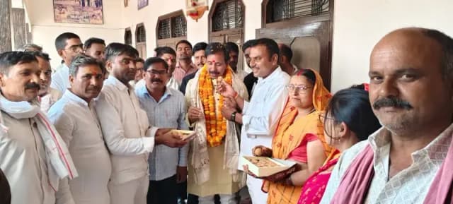 Chandauli News: बढ़े मानदेय पर शिक्षामित्रों ने कैबिनेट मंत्री का जताया आभार.
