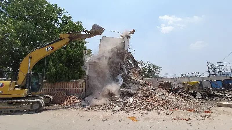 Chandauli News: तीन दिन बाद फिर चला बुलडोजर, जीटी रोड पर पुराना सपा कार्यालय जमींदोज.

