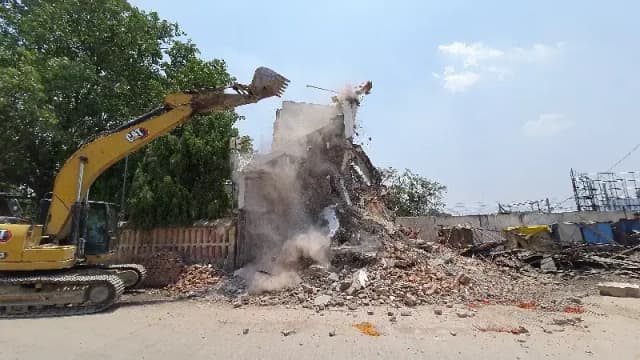 Chandauli News: तीन दिन बाद फिर चला बुलडोजर, जीटी रोड पर पुराना सपा कार्यालय जमींदोज.
