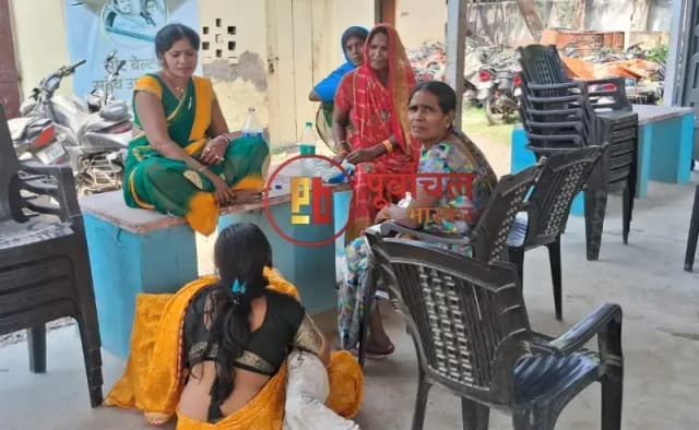 Chandauli News: दूसरी महिला के साथ पति को देख भड़की पत्नी, मोहल्ले में घंटों चला हंगामा.
