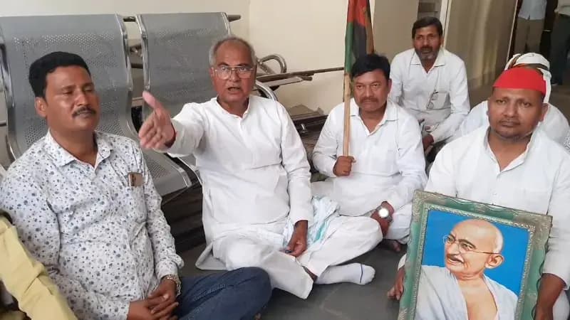 Chandauli News: पीडब्ल्यूडी कार्यालय में धरने पर बैठे पूर्व सपा सांसद, स्थानीय विधायक पर लगाए गंभीर आरोप.
