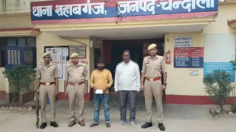Chandauli News: नदी किनारे जुआ खेल रहे दो गिरफ्तार, नकदी और मोबाइल बरामद.
