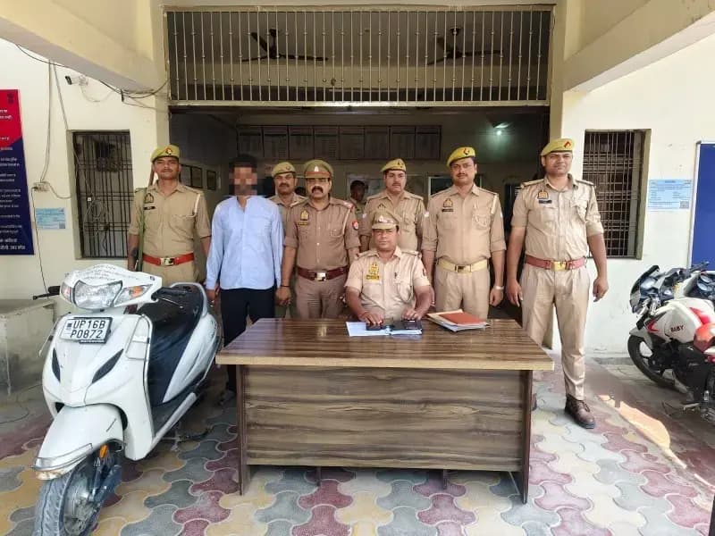 Chandauli News: ब्लेजर बनाने की रंजिश में स्कूटी लूट, मुगलसराय पुलिस ने आरोपी दबोचा.
