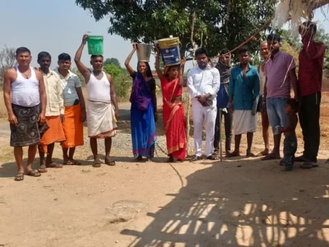 Sonbhadra News: आरंगपानी में नल जल योजना ठप, पानी के लिए ग्रामीणों ने किया प्रदर्शन.
