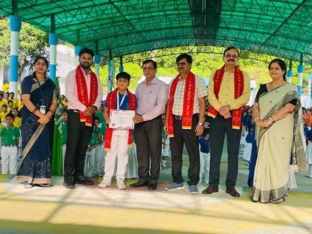Sonbhadra News: डीएवी के प्रसिद्ध श्रीवास्तव ने जिले में लहराया परचम, सफलता पर विद्यालय में सम्मान समारोह आयोजित.