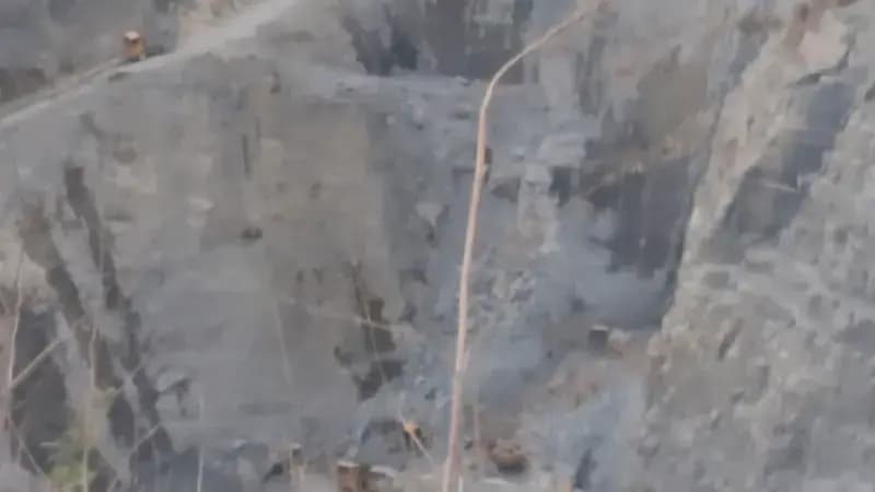 Sonbhadra News: जीरो टॉरलेन्स की नीति फेल, रेलवे स्टेशन से सटे BCS इंटरप्राइजेज की खदान पर अवैध खनन व सुरक्षा मानकों की अनदेखी का आरोप.