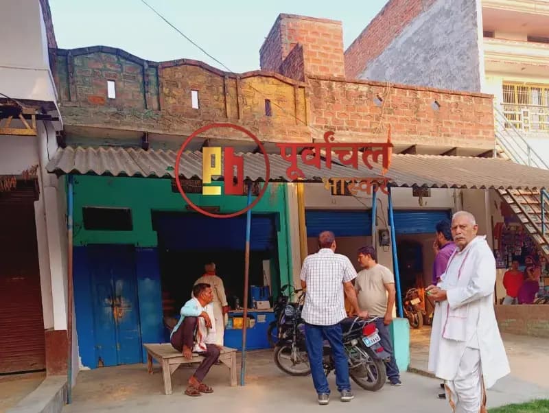 Chandauli News:- दिनदहाड़े दुकान से नगदी भरी पेटी चोरी, व्यापारियों में दहशत
