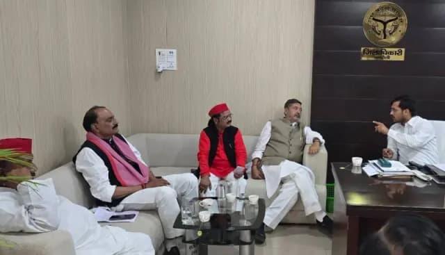 Chandauli News: महेंद्र राव प्रकरण पर गरमाई सियासत, सपा प्रतिनिधिमंडल ने डीएम से की मुलाकात.