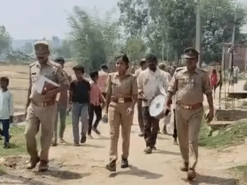 Sonbhadra News: नौकरी दिलाने के नाम पर ठगी मामले में रायपुर पुलिस की बड़ी कार्रवाई, आरोपी के घर कुर्की की तैयारी.
