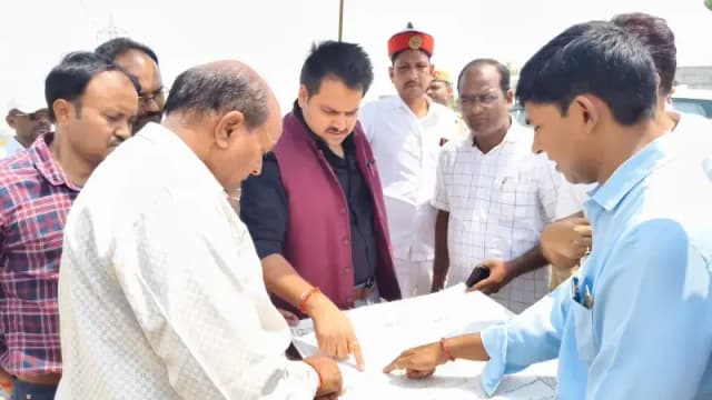 Sonbhadra News: इमरती कॉलोनी में जलभराव की समस्या के स्थायी समाधान को लेकर डीएम ने किया निरीक्षण.