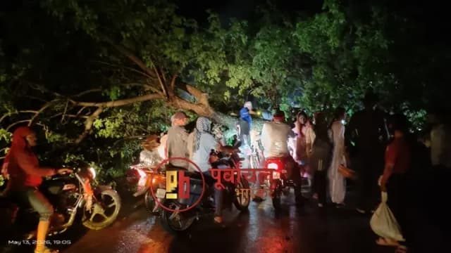 Chandauli News: तेज आंधी और मूसलाधार बारिश से अफरा-तफरी, जनजीवन अस्त-व्यस्त.