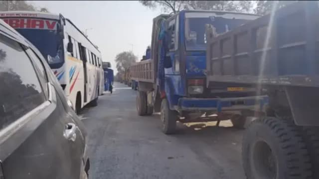 Sonbhadra News: मेo अजंता माइन एंड मिनरल्स पर गंभीर आरोप, ब्लास्टिंग के दौरान सड़क जाम और तेज रफ्तार टीपरों से बढ़ा खतरा.