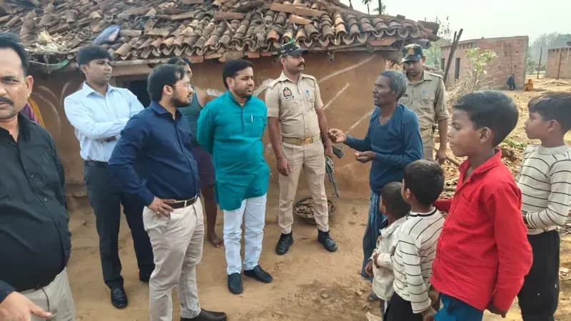 Chandauli News: आंधी-तूफान प्रभावित गांवों में पहुंचे डीएम, 24 घंटे में मुआवजा देने के निर्देश.