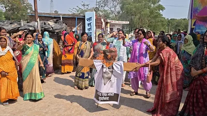 Sonbhadra News: प्रधानमंत्री पर कथित टिप्पणी से नाराज भाजपा महिला मोर्चा का प्रदर्शन, सपा नेता का फूंका पुतला.