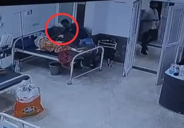 Sonbhadra News: लाइफ केयर हॉस्पिटल में भर्ती मरीज का मोबाइल चोरी, CCTV में कैद हुई वारदात, परिजनों ने लगाया लापरवाही का आरोप.