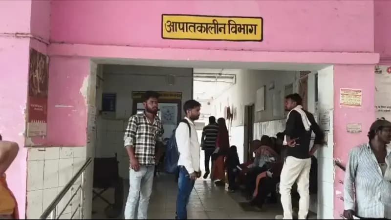 Sonbhadra News: युवक पर धारदार हथियार से हमला, गंभीर रूप से घायल प्राथमिक इलाज़ के बाद रेफर.