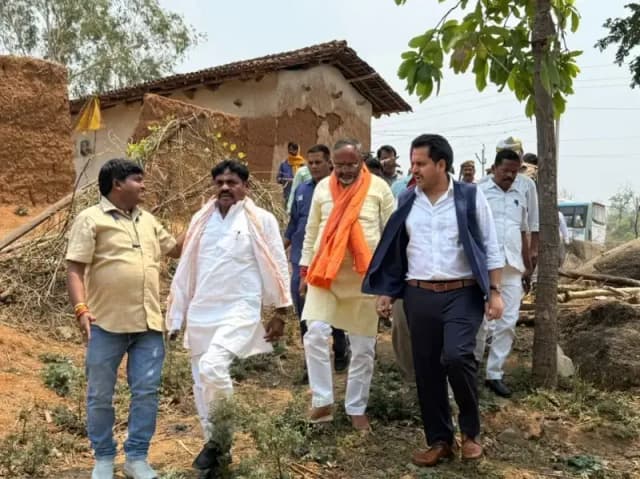 Sonbhadra News: आंधी-तूफान पीड़ित परिवारों से मिले मंत्री, विधायक व डीएम, हर संभव सहायता का दिया भरोसा.
