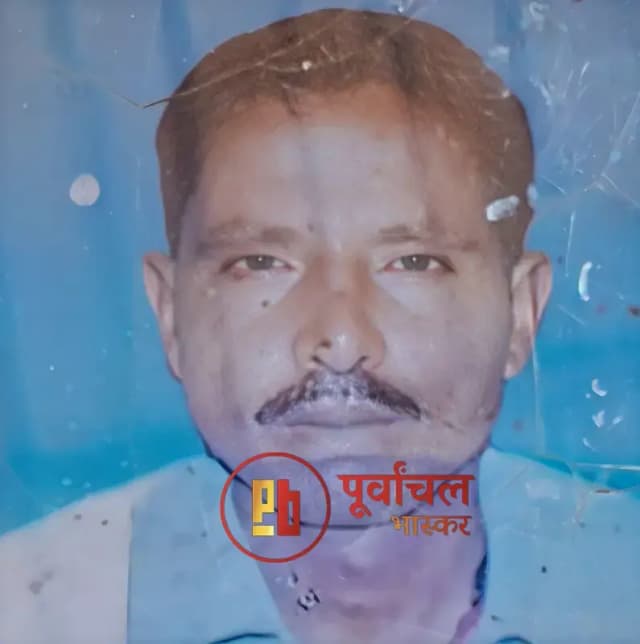 Chandauli News: तेज रफ्तार ट्रैक्टर ने बाइक सवार को रौंदा, एक की मौत; गुस्साए ग्रामीणों ने लगाया जाम.


