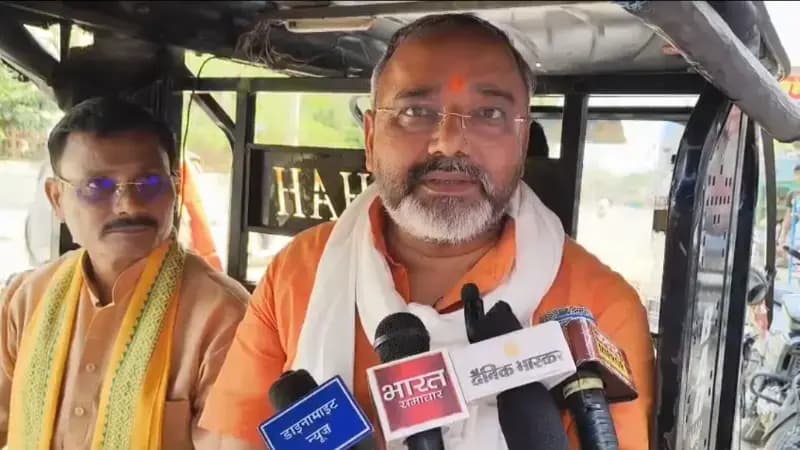 Sonbhadra News: टोटो रिक्शा में नज़र आये विधायक, पहुंचे बिजली दफ्तर.