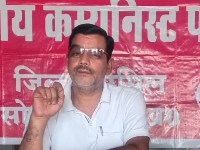 Sonbhadra News: पेट्रोल-डीजल मूल्य वृद्धि पर भड़की सीपीआई, जिला सचिव कामरेड आर के शर्मा ने मोदी सरकार की नीतियों को बताया जनविरोधी.
