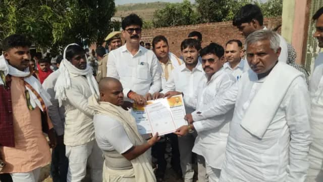 Chandauli News: प्रभारी मंत्री ने पीड़ित परिवारों को बांटे राहत चेक, सरकारी योजनाओं का लाभ देने के निर्देश.