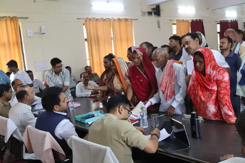 Sonbhadra News: जनपद की चारों तहसीलों में आयोजित हुआ सम्पूर्ण समाधान दिवस, 439 शिकायतों में 43 का मौके पर निस्तारण.