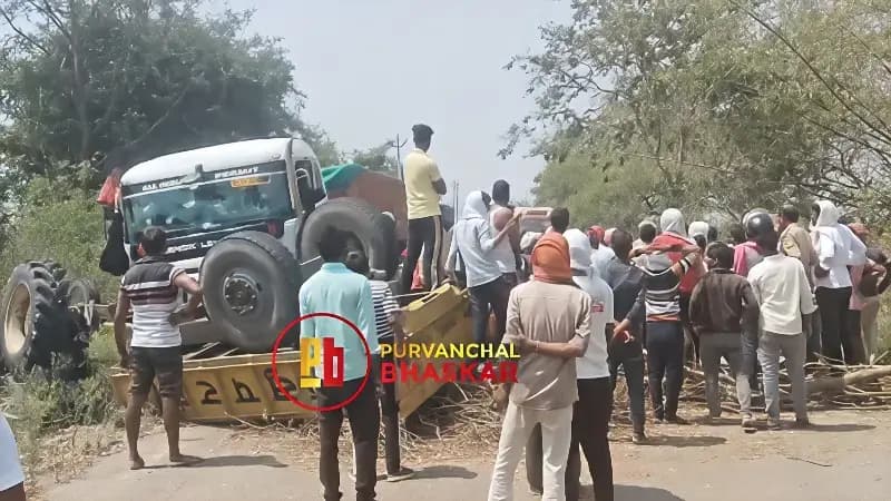 Chandauli News: बालू लदे ट्रेलर ने ट्रैक्टर में मारी टक्कर, चालक समेत दो घायल.
