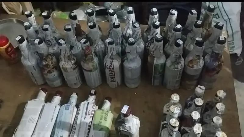 Sonbhadra News: चोपन से बिहार ले जा रहे अंग्रेजी शराब के साथ तस्कर गिरफ्तार.