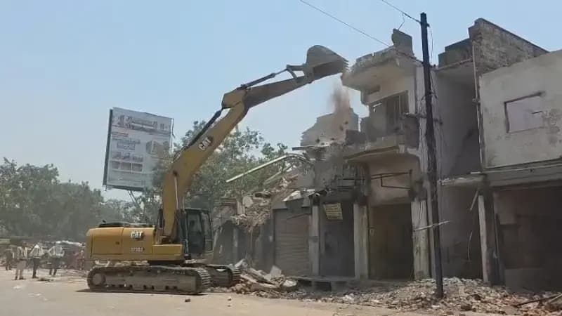 Chandauli News: डीडीयू जंक्शन के सामने फिर चला बुलडोजर, अतिक्रमण हटाने की कार्रवाई तेज.
