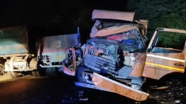 Sonbhadra News: भीषण सड़क हादसे में केबिन में फसे ट्रेलर चालक की मौत, ट्रक ड्राइवर गंभीर घायल.