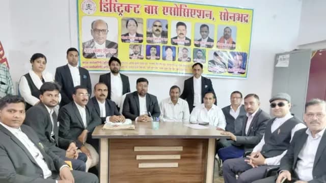 Sonbhadra News: लखनऊ लाठीचार्ज पर भड़के सोनभद्र के वकील, दोषियों पर एफआईआर की मांग.