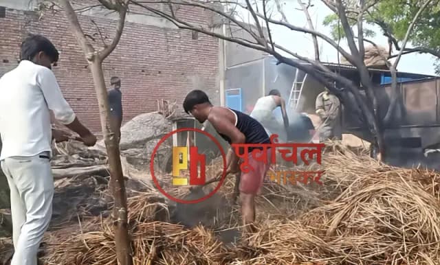 Chandauli News: भीषण आग से मचा हड़कंप, ट्रैक्टर-ट्रॉली समेत गृहस्थी का सामान जलकर राख.
