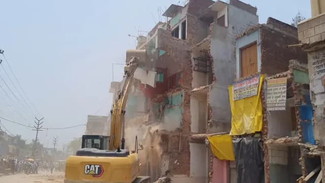 Chandauli News: जीटी रोड पर बुलडोजर कार्रवाई जारी, सड़क चौड़ीकरण में 20 से अधिक मकान-दुकान ध्वस्त.
