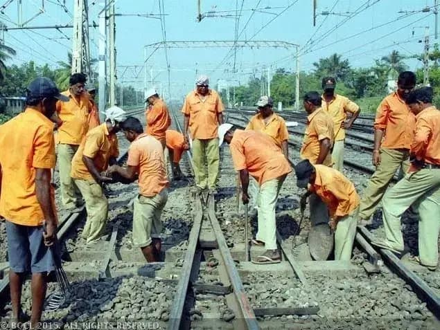 Sonbhadra news: ट्रैकमैन्टेनर्स के लिए खुशखबरी, बिना लिखित परीक्षा बन सकेंगे जूनियर इंजीनियर.
