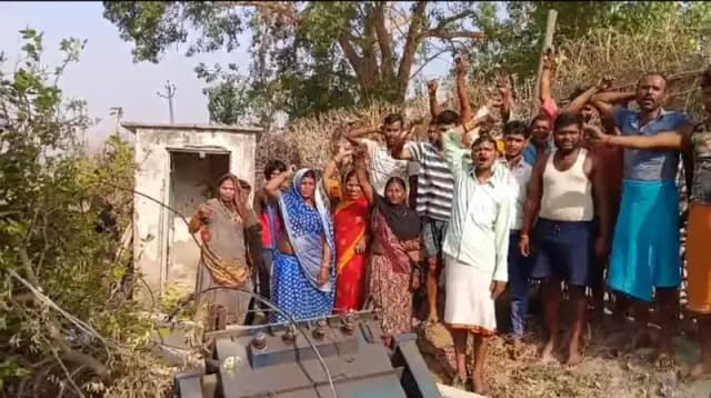 Sonbhadra News: एक सप्ताह से अंधेरे में बालू पर टोला, ग्रामीणों का फूटा गुस्सा, किया प्रदर्शन.