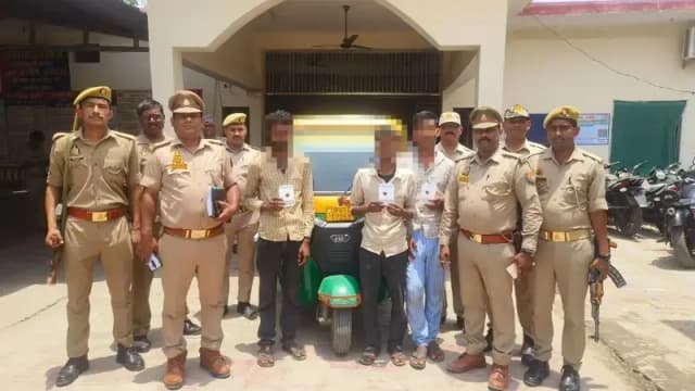 Chandauli News: ऑटो में बैठाकर जेब काटने वाले गिरोह का भंडाफोड़, तीन शातिर टप्पेबाज गिरफ्तार.
