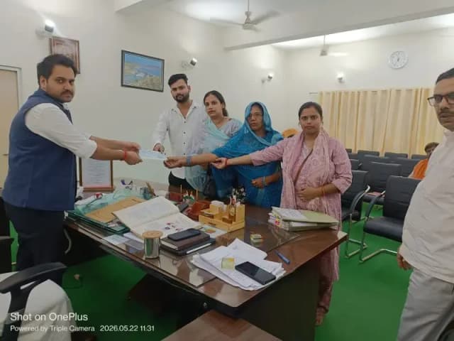 Sonbhadra News: ड्यूटी के दौरान मृत संविदा श्रमिक के आश्रितों को मिली 11.48 लाख रुपये की क्षतिपूर्ति.
