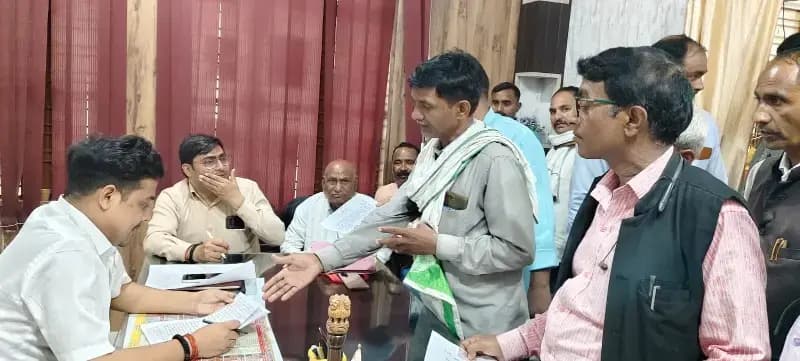 Chandauli News: एसडीएम की हिदायत राजस्व मामलों में फरियादियों को अनावश्यक न करें परेशान.