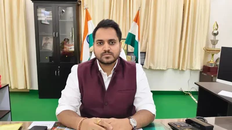 Sonbhadra News: भीषण गर्मी को लेकर प्रशासन अलर्ट, जिलाधिकारी ने जारी की एडवाइजरी; दोपहर में बाहर निकलने से बचने की अपील.
