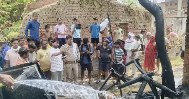 Chandauli News: शॉर्ट सर्किट से लगी भीषण आग, मड़ई जलकर राख, चार बकरियां जिंदा जलीं.
