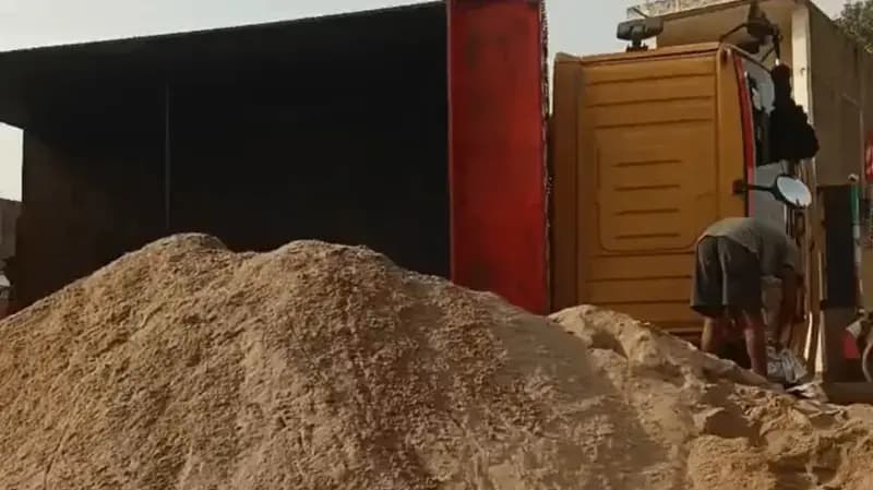 Sonbhadra News: अधूरी सड़क निर्माण के कारण पलटा टिपर, ग्रामीणों ने जताई नाराजगी, महादेव सेना ट्रस्ट ने जल्द निर्माण की मांग की.