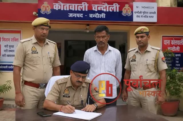 Chandauli News: मोबाइल छिनैती को दबाने का आरोप, चंदौली में दरोगा सस्पेंड.

