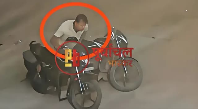 Chandauli News: दुकान के बाहर से उड़ी बाइक, CCTV में कैद हुआ चोर.

