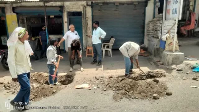 Sonbhadra News: खबर का असर: बीजपुर में नमामि गंगे के बचे कनेक्शन का कार्य शुरू, सड़क मरम्मत का भी आश्वासन.
