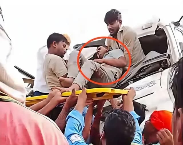 Chandauli News: हाईवे पर ट्रेलर और ट्रक में जोरदार टक्कर, केबिन में फंसा चालक, घंटों चला रेस्क्यू.
