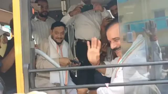 Chandauli News: सैयदराजा विधानसभा को मिली रोडवेज बस सेवा की सौगात, विधायक सुशील सिंह ने दिखाई हरी झंडी.
