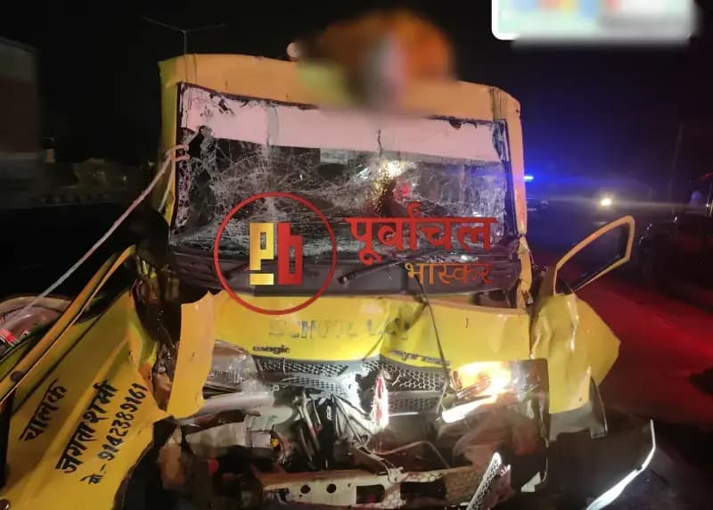 Chandauli News: ट्रक में पीछे से घुसी मैजिक, अंतिम संस्कार में जा रहे 15 लोग घायल.
